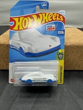 Hot Wheels 2024 Porsche 911 Carrera 5/5 White Experimotors Key Clip 134/250